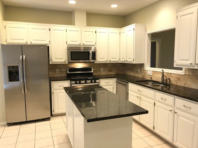 Building Photo - 1 story with lots of charm!