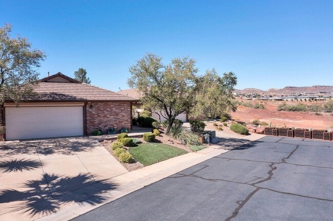 Building Photo - 3 Bedroom Home + an office on Southgate Golf Course.