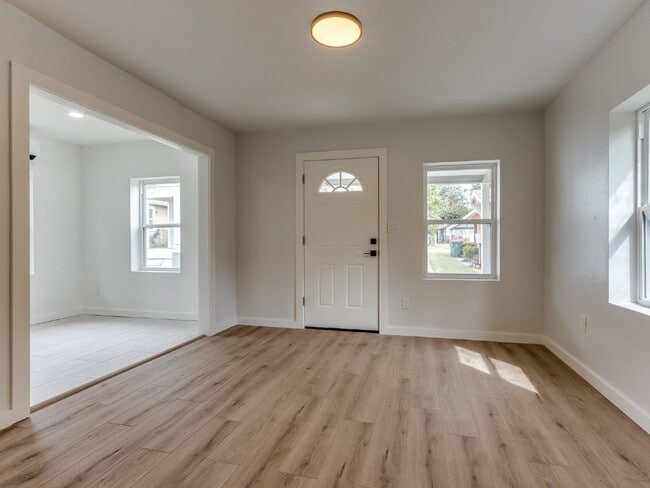 Building Photo - 1-Bedroom Apartment for Rent Near Midtown