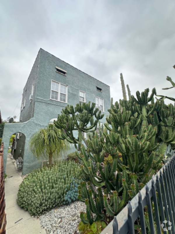 Building Photo - 927 1/2 Parkman Ave