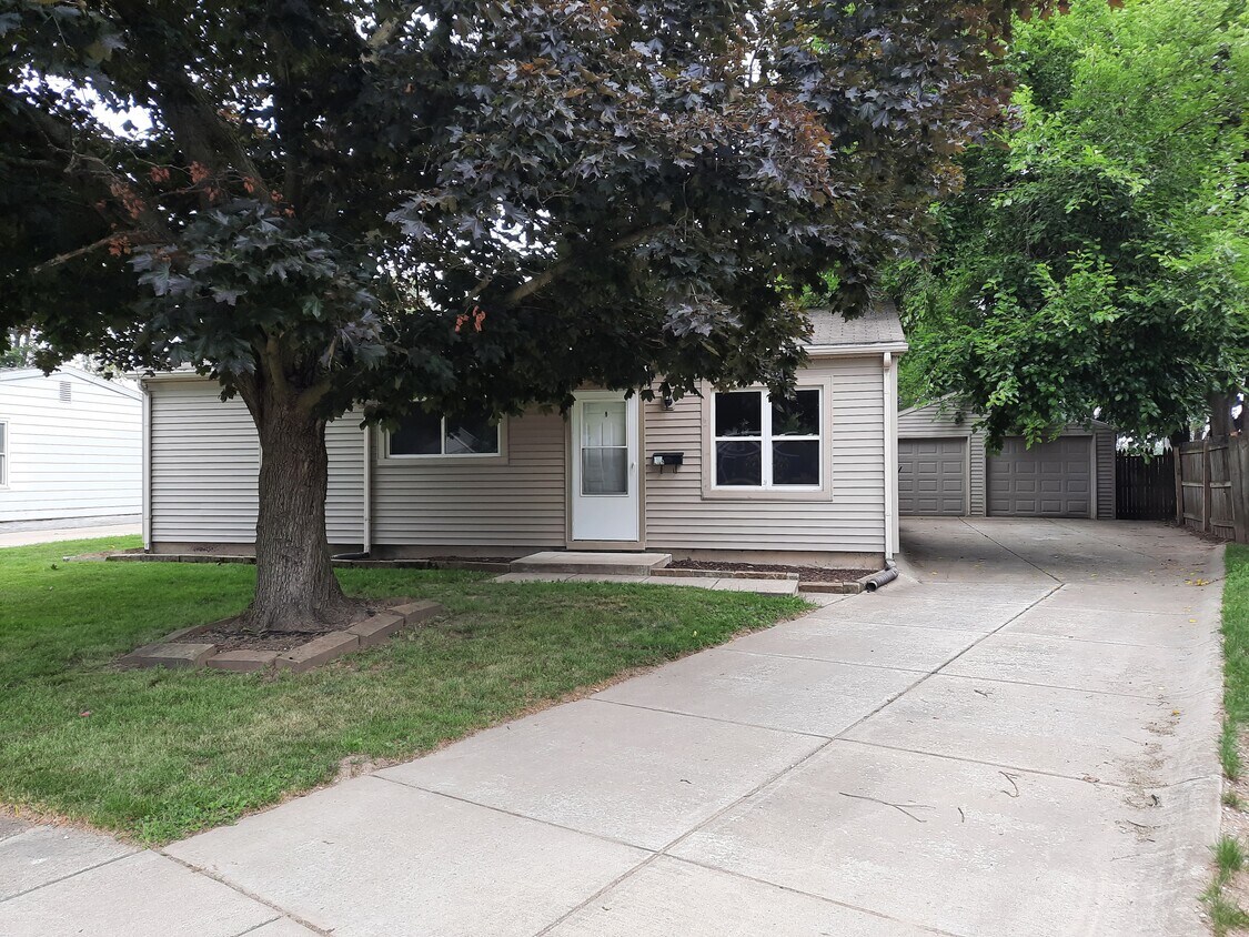 Primary Photo - 2425 Apache Dr