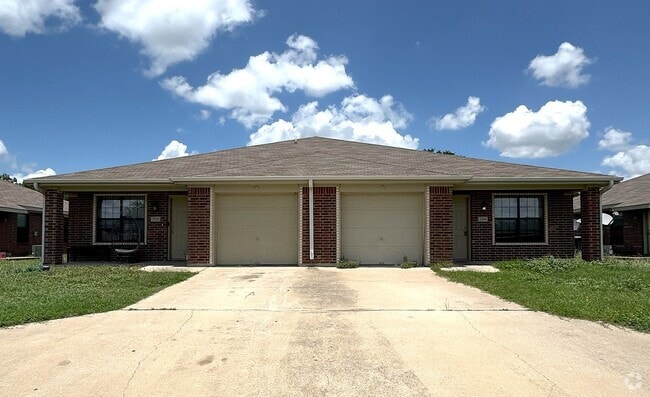 Building Photo - 2706 Ashley Dr