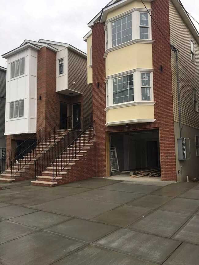 211 Cleveland Ave, Harrison, NJ 07029 Apartments Harrison, NJ