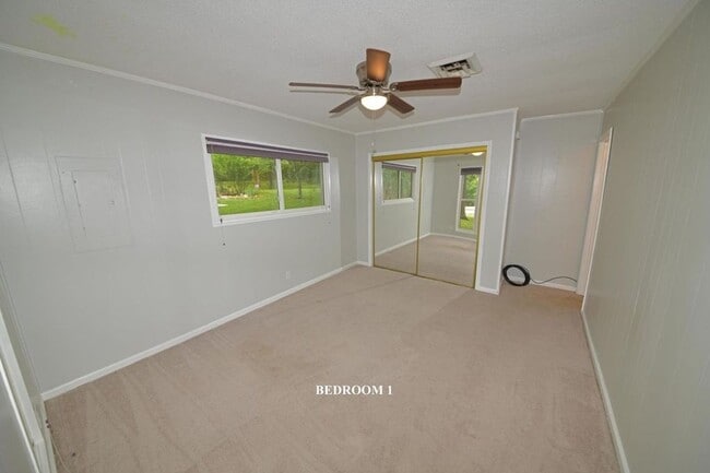 Building Photo - Lovely 2 bedroom / 2 bath right in the mid...