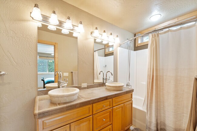 Foto del edificio - 14583 Sylvan Dr