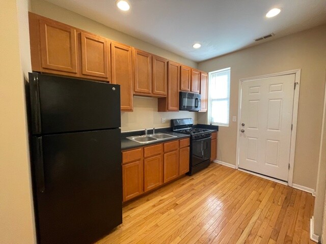 Primary Photo - 847 E 64th St