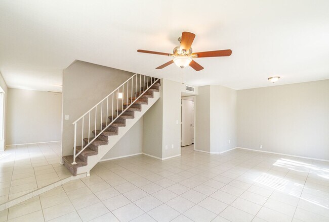 Foto del edificio - 4 Bed 2.5 Bathroom with huge backyard near University & Val Vista area Greenfield Park community