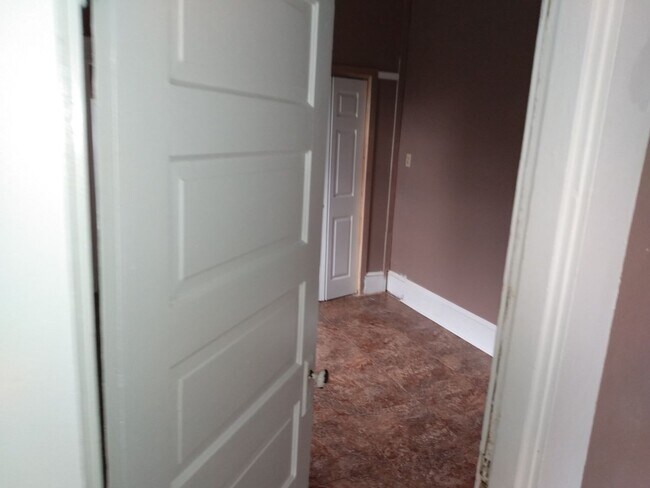 Building Photo - 4 Bedroom/2 bath