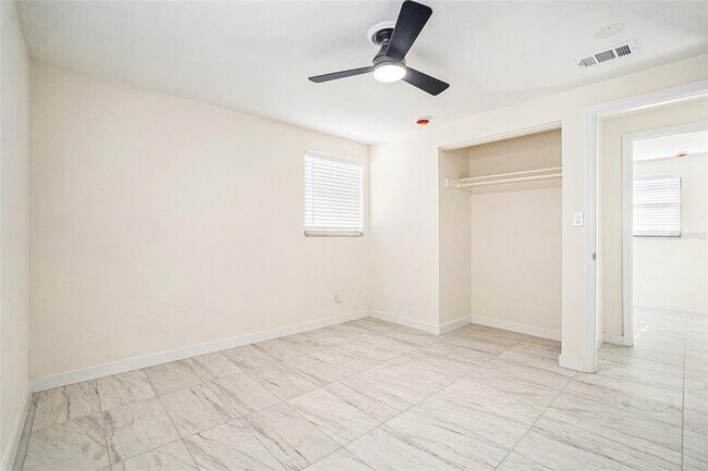 Foto del edificio - 10001 N 21st St