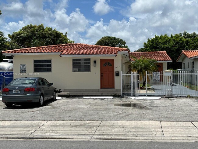 Building Photo - 1432 SW 22nd Ave