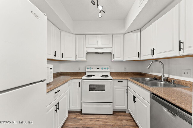 Building Photo - 1601 Challenger Ct W