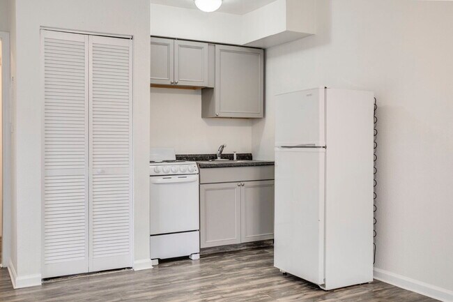 Foto del edificio - Cozy TOP FLOOR one-bedroom, one-bath unit ...