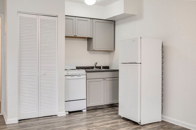 Building Photo - Cozy TOP FLOOR one-bedroom, one-bath unit ...
