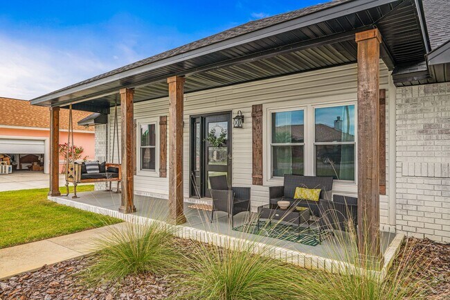 Foto del edificio - Stunning 4 bedroom with two bonus spaces, ...
