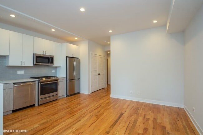 Building Photo - 1554 N LaSalle Dr