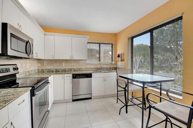 Foto del edificio - 5715 Fairway Park Dr