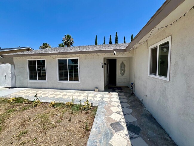Foto del edificio - Newly Renovated 4-Bedroom Home with Bonus ...