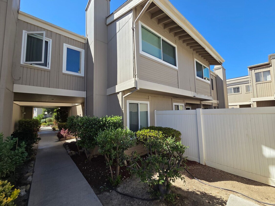 Foto principal - 3 Bedroom 2.5 Bath Town House