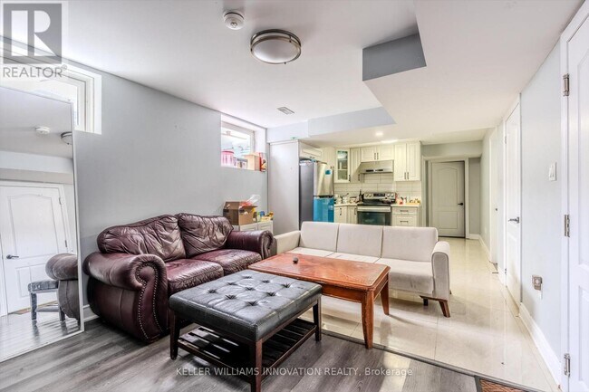 Building Photo - 643 Doon S Dr