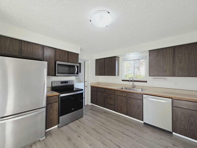 Foto del edificio - 1037/1039 Eastmont Ave. Duplex