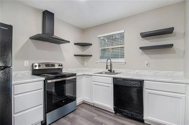 Foto del edificio - Room in Single Family Home on Newberry Trail