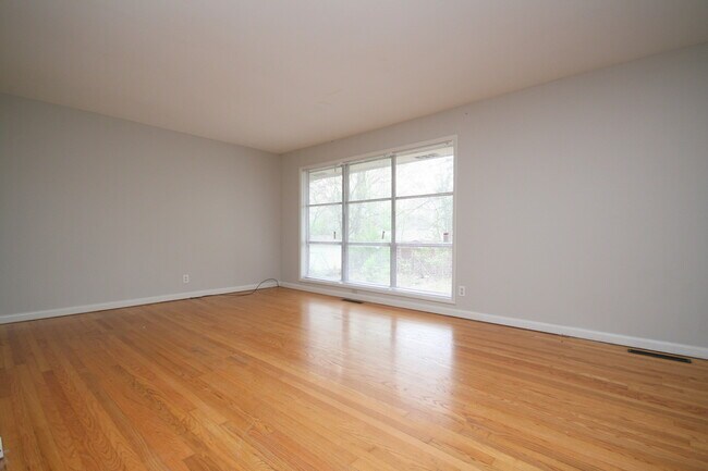 Building Photo - 417 Greenacres Dr NW