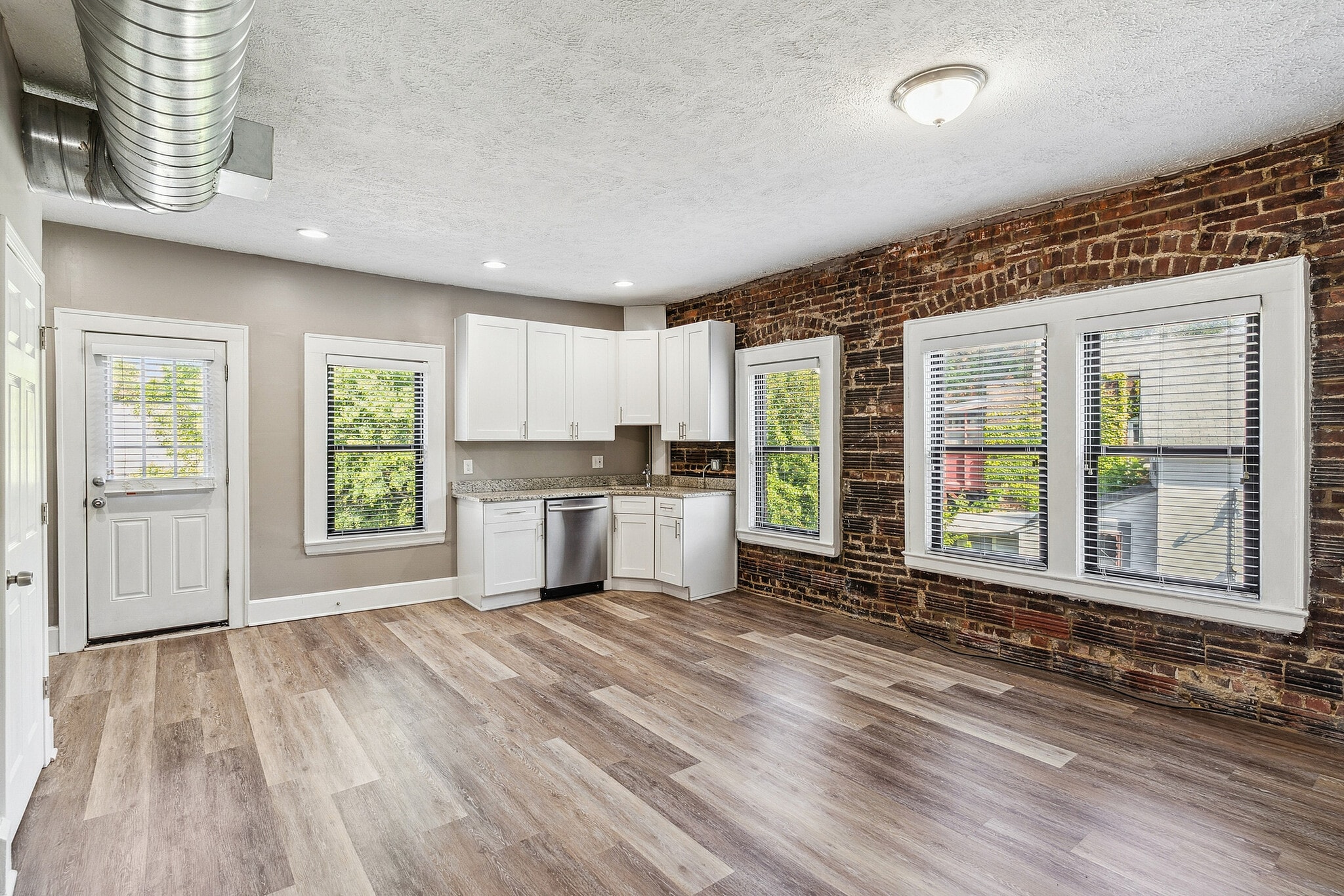 3800 Woodbine – photo 1