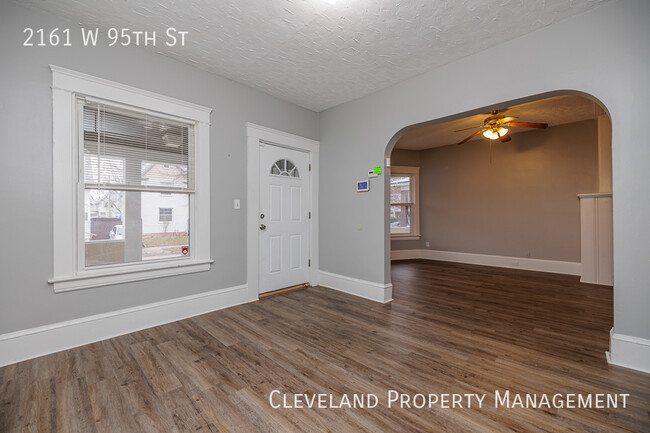 Building Photo - Fully Renovated West Side Home