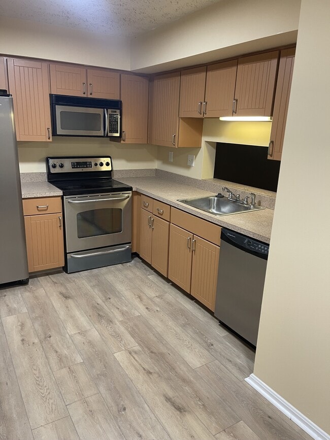 Building Photo - 2431 E Rosecroft Village Cir