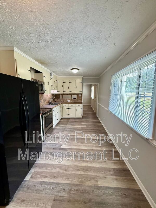 Building Photo - 1725 Sand Hill Rd