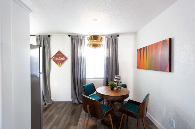 Foto del edificio - 6847 E 4th St
