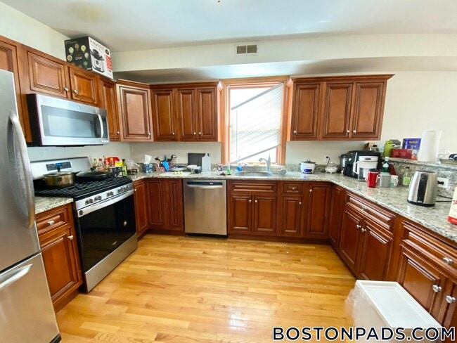 Building Photo - 102 Allston St