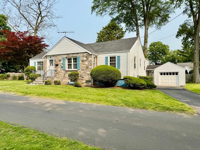 Building Photo - 14 Hedge Dr