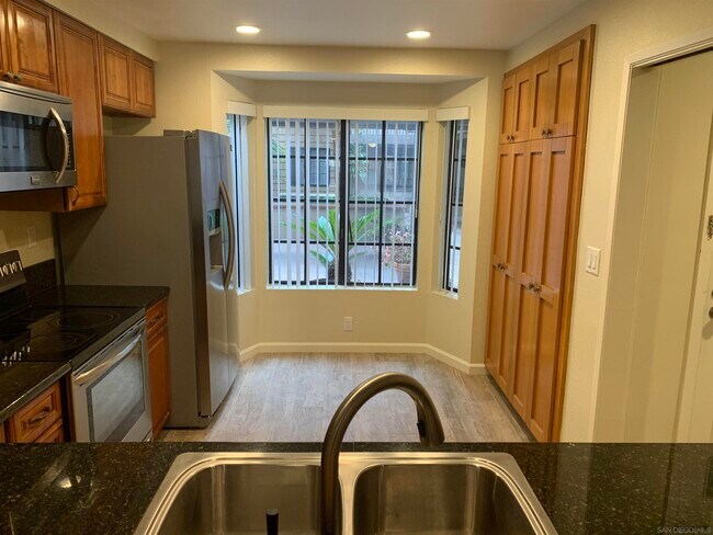 Building Photo - 8840 Villa La Jolla Dr