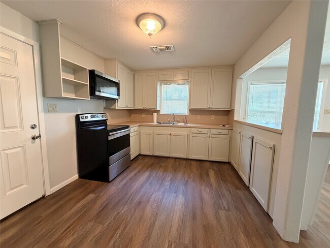 Foto del edificio - 145 Pine Hollow Ln