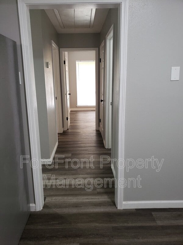 Building Photo - 117 Brettonwood Drive