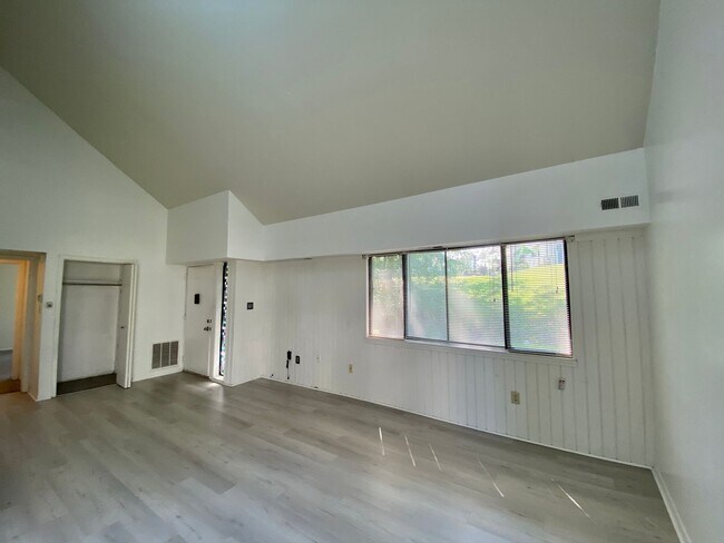 Foto del edificio - Large Two-Bedroom Condo in Edgewood!