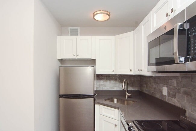 Building Photo - 645 W Wrightwood Ave