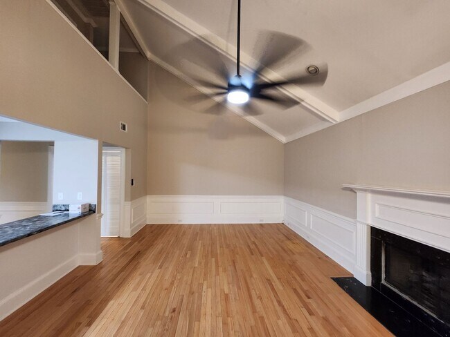 Building Photo - 624 Crown Pointe Dr