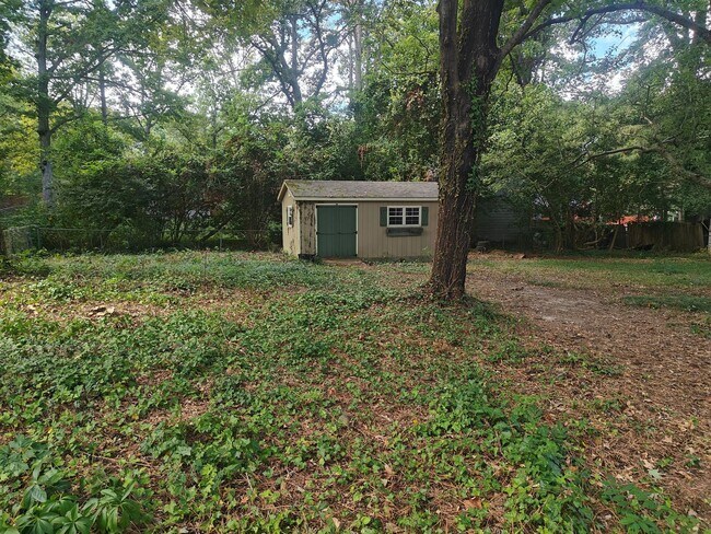 Foto del edificio - 3 bedroom home with fenced rear yard
