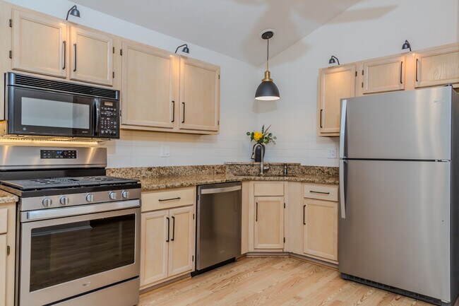 Building Photo - 330 Ashford Cir