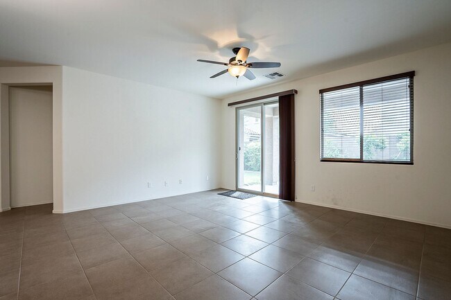 Building Photo - Beautiful 3b 2ba in North Peoria!