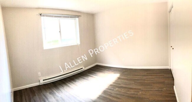 Building Photo - Spacious 2 bed