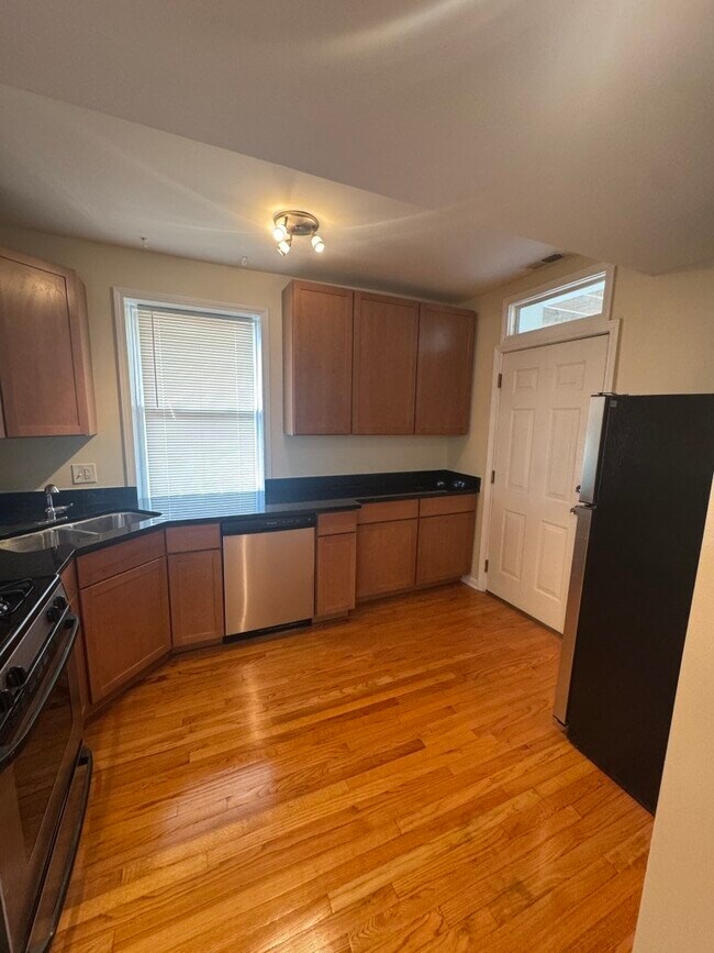 Building Photo - 2553 W Ardmore Ave