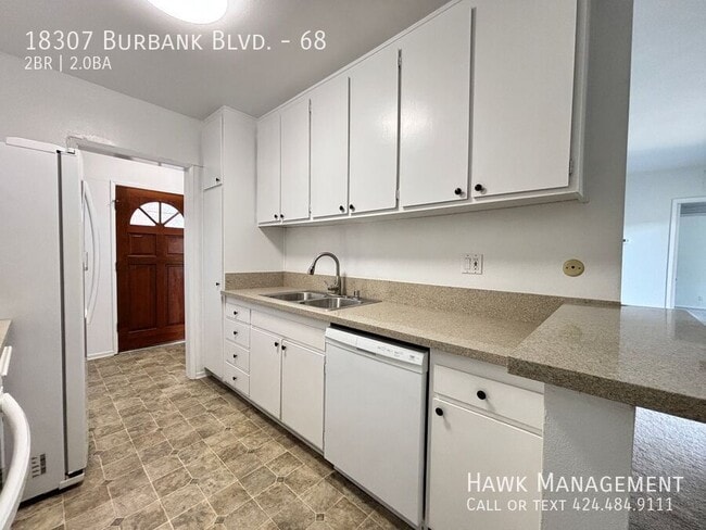 Foto del edificio - 18307 Burbank Blvd