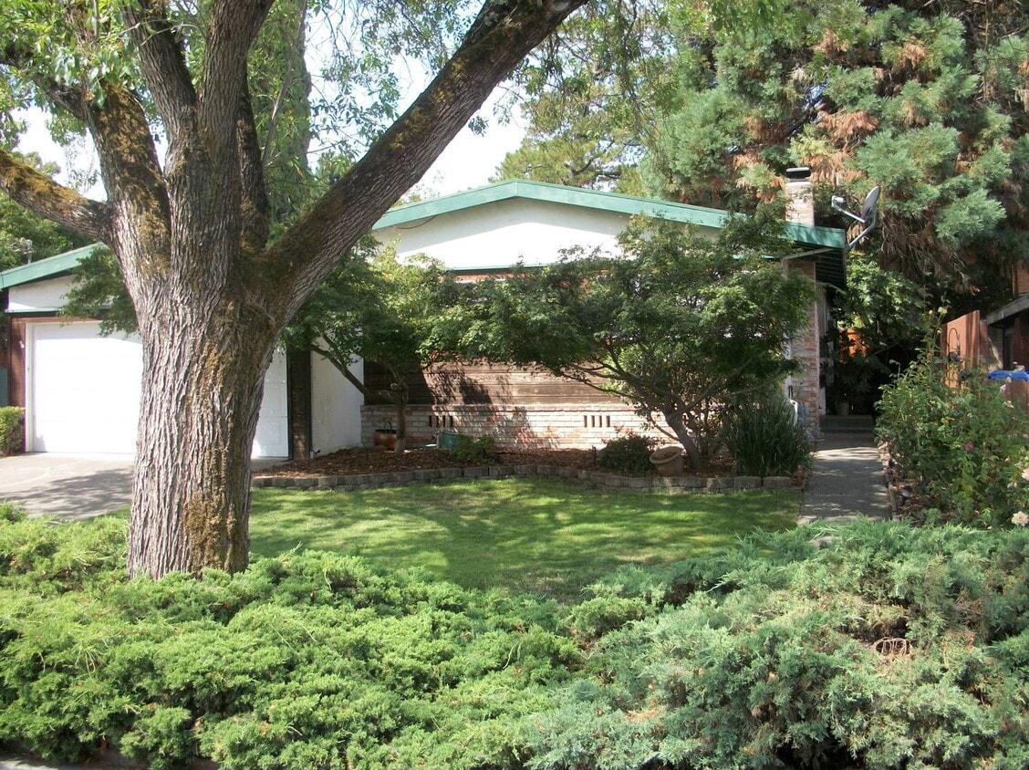 Primary Photo - 2 Bedroom 2 Bathroom with Sunroom