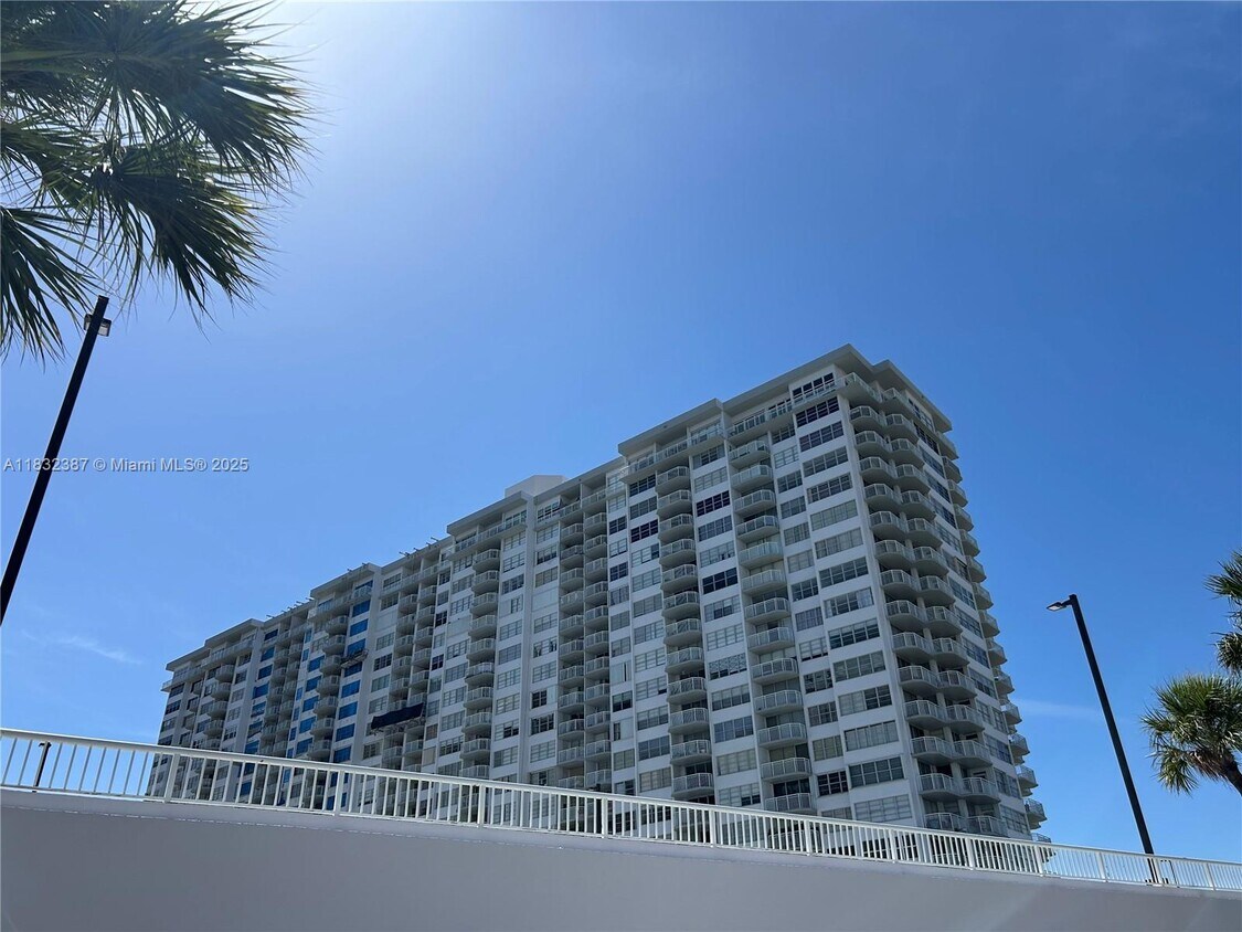 Foto principal - 18031 Biscayne Blvd