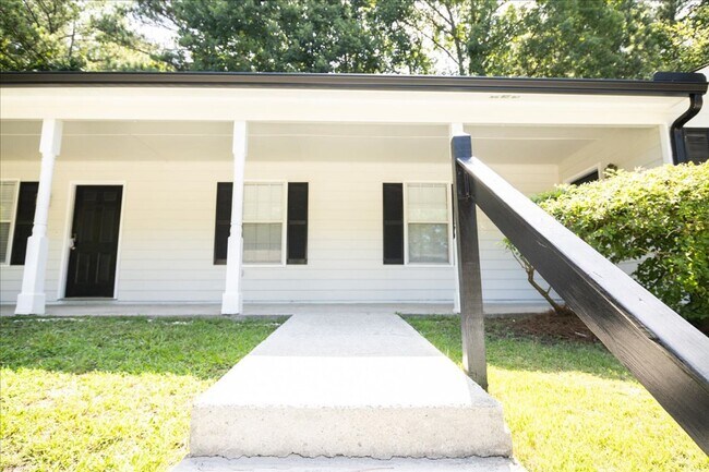 Building Photo - Newly Renovated 2bd/2ba Duplex Unit in Con...