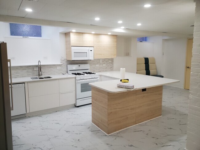 kitchen 1 - 4614 Chester Ave
