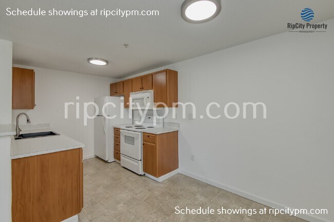 Foto del edificio - Spacious Updated 2 Bed/1 Bath Condo w/Priv...